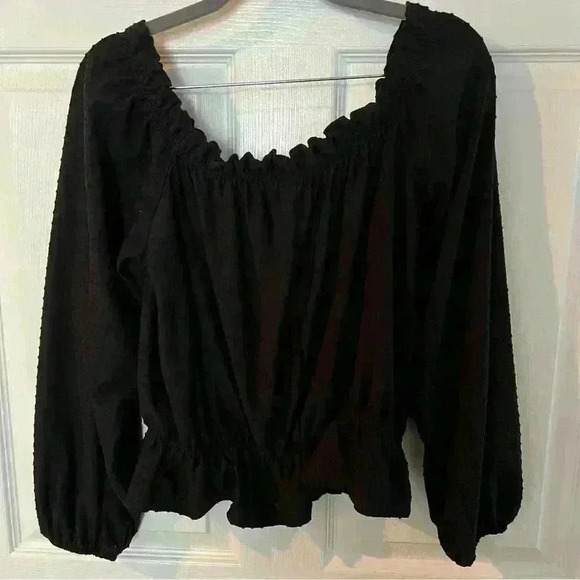 H&M on or off the Shoulder Blouse in Black with lovely detail to the fabric - Picture 6 of 6